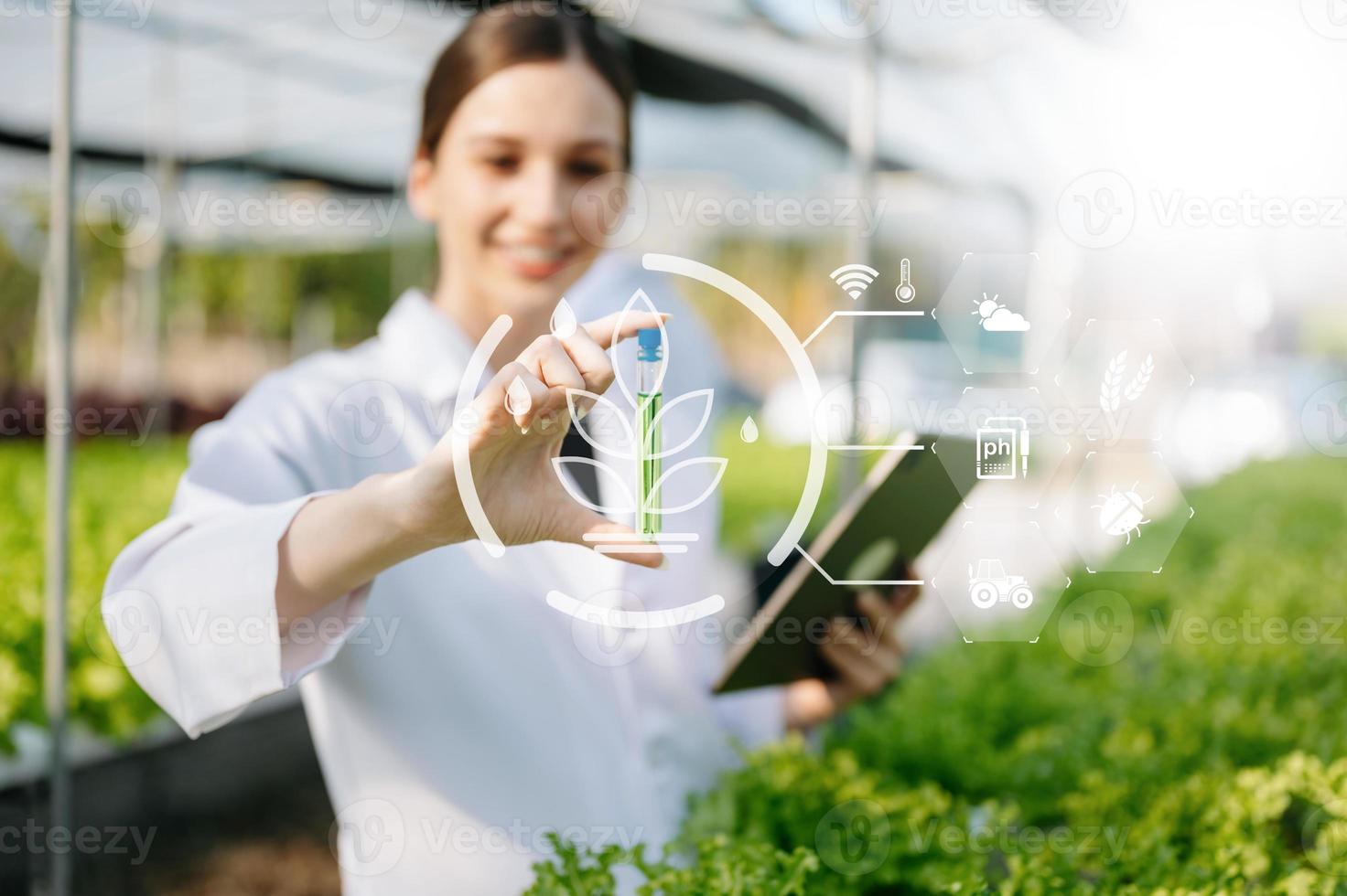 Forscher im Weiß Uniform sind Überprüfung mit ph Streifen im hydroponisch Bauernhof und ph Niveau Rahmen Grafik, Wissenschaft Labor Gewächshaus Konzept. foto