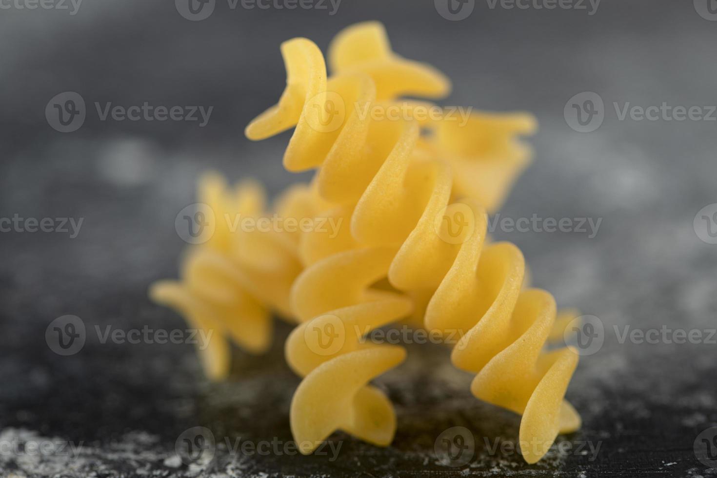 rohe Fusilli-Nudeln auf Marmorhintergrund foto