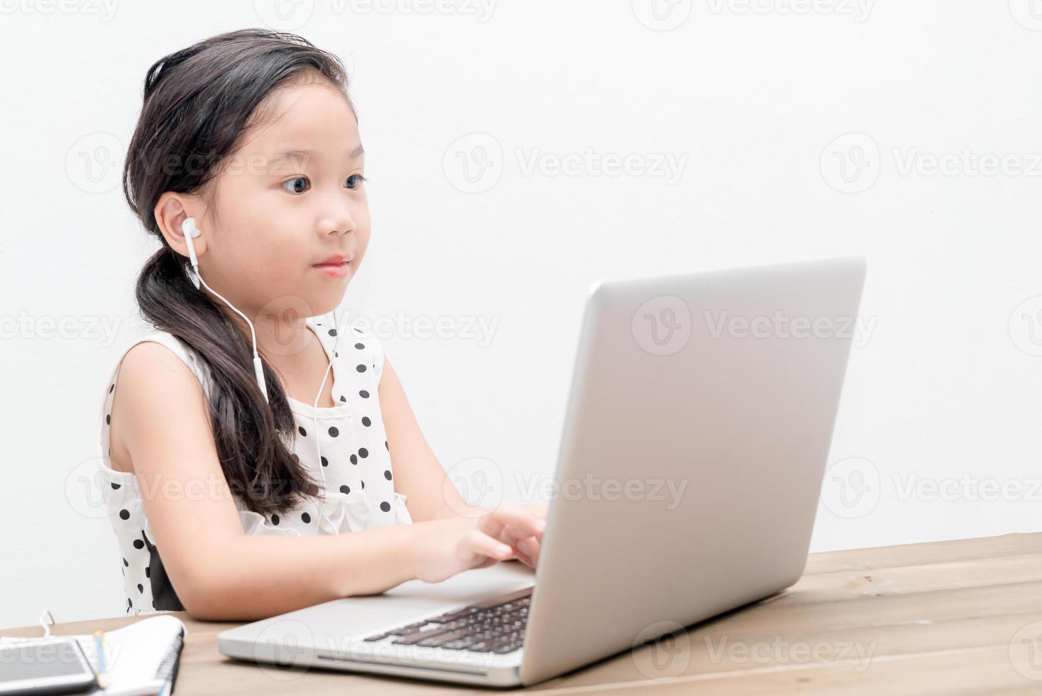 süß Schüler Mädchen mit Laptop Computer auf das Tabelle foto