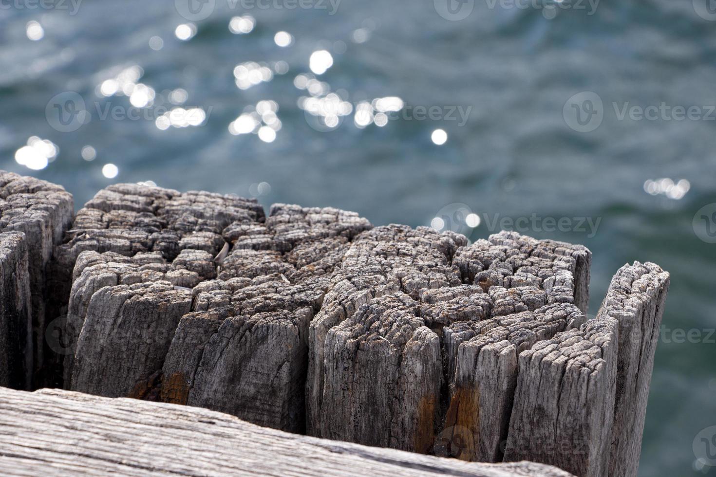 hölzern Textur von alt Holz auf das Strand. hölzern Textur von das Oberfläche von das Seebrücke. hölzern Seebrücke auf das Hintergrund von das meer.nahaufnahme von alt verwittert Holz foto