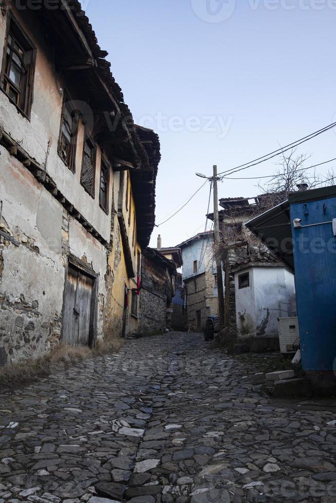 alt Häuser im das Dorf von cumalikizik, Truthahn. traditionell Häuser im das alt Stadt, Dorf foto