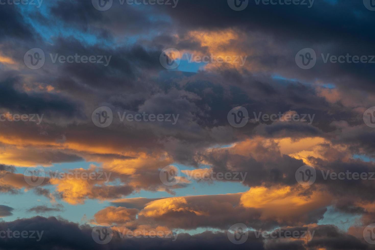 atemberaubend bunt Gewitterwolken im Blau Himmel, beleuchtet durch Strahlen von Sonne beim Sonnenuntergang zu Wetter ändern. abstrakt Meteorologie Hintergrund foto