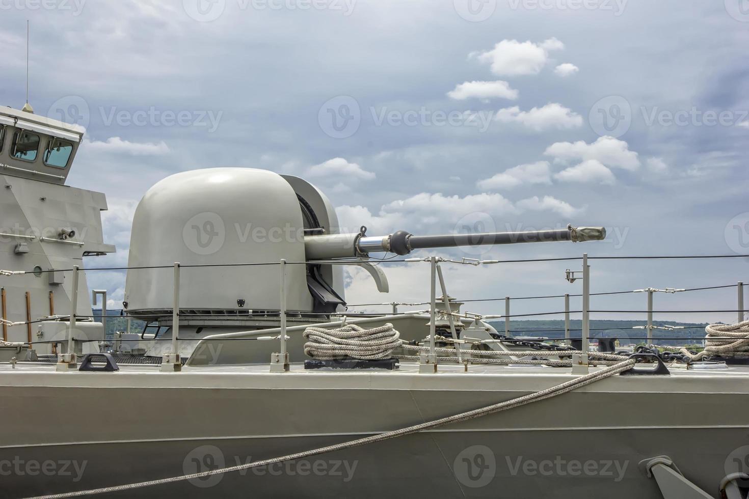 modern Waffen auf das Deck von ein Militär- Schiff. Tag Aussicht foto