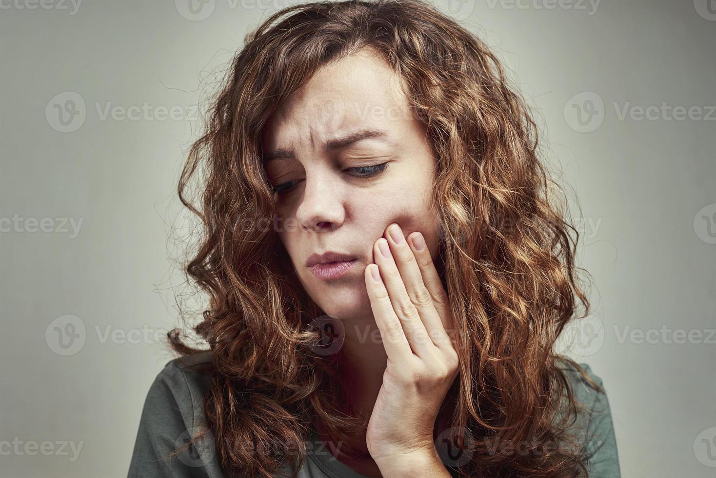 Frau haben Zahnschmerzen foto