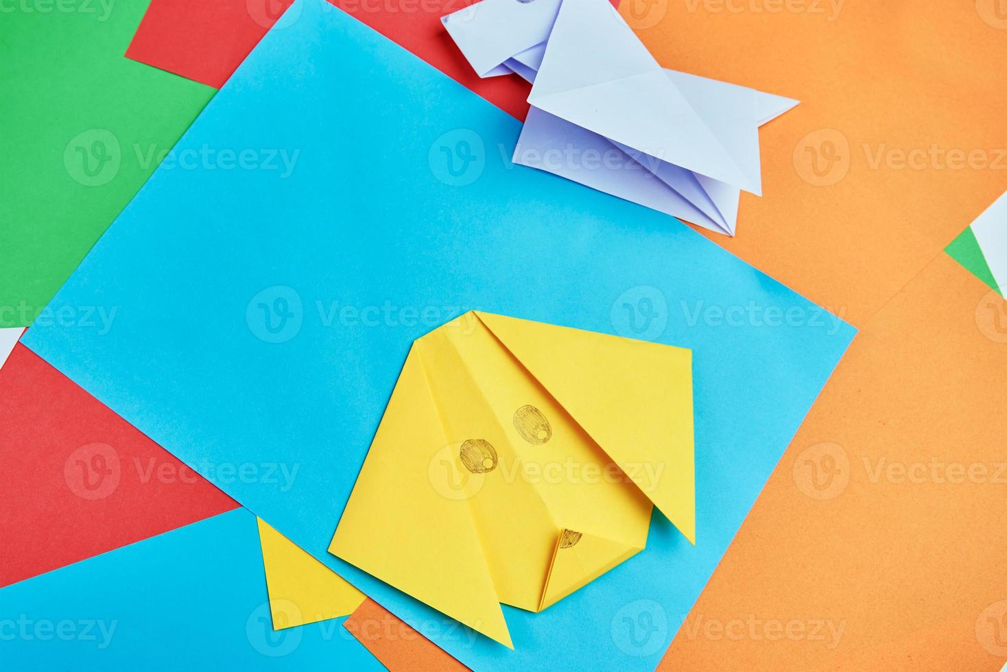 Origami Papier Hund auf Tabelle foto
