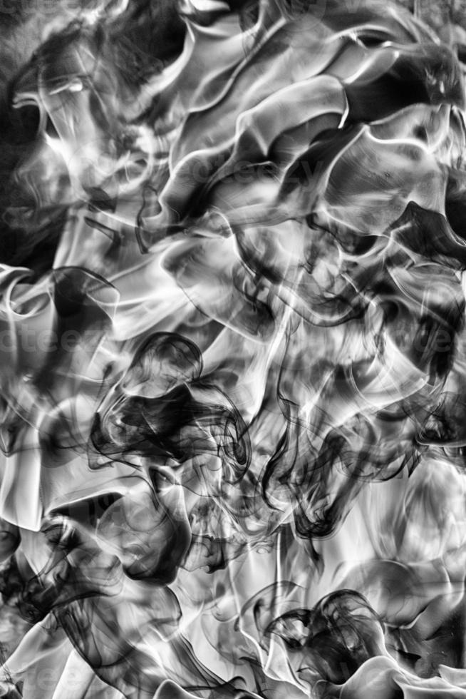 abstrakt Züge von natürlich schwarz Rauch und Weiß enorm Flamme von stark Feuer Design. schwarz und Weiß Fotografie. gefährlich Feuersturm abstrakt Textur foto