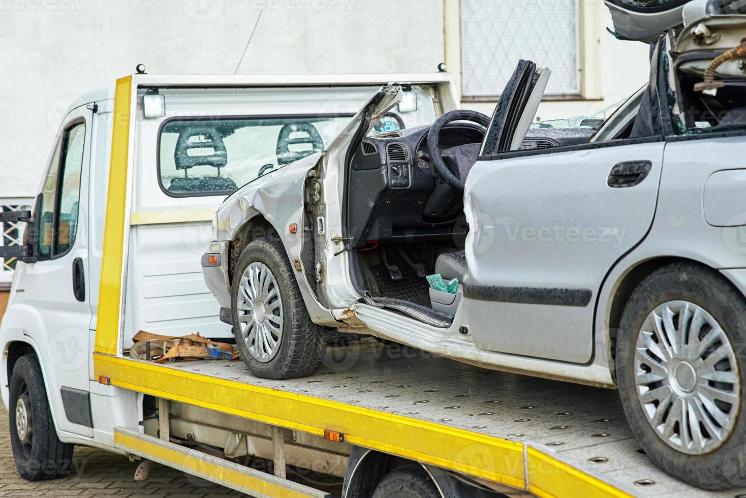 abgestürzt Auto Wird geladen in Abschleppen LKW nach der Verkehr Unfall auf Straße foto