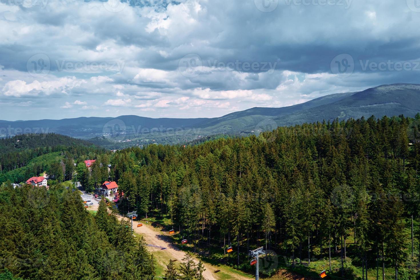 Antenne Aussicht von Berge mit öffnen Kabel Autos Aufzug, Karpacz, Polen foto