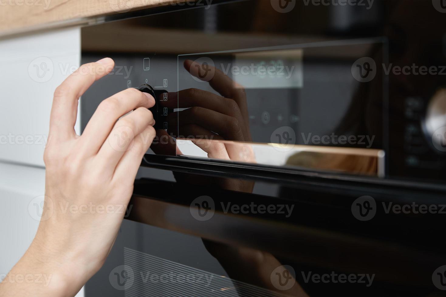 weiblich wählen Programm auf elektrisch Ofen Panel foto