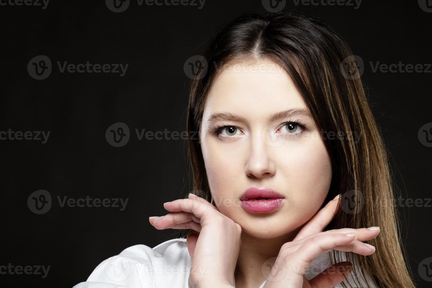 schön Mädchen Modell- mit Rosa sinnlich Lippen auf ein schwarz Hintergrund. foto