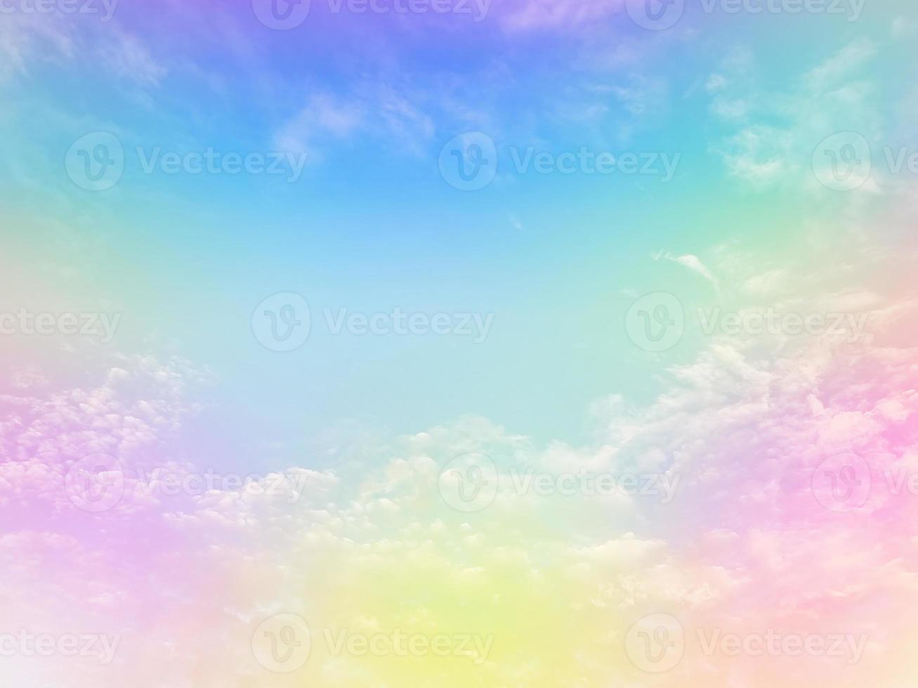 schönheit süß pastellgrün blau bunt mit flauschigen wolken am himmel. mehrfarbiges Regenbogenbild. abstrakte Fantasie wachsendes Licht foto