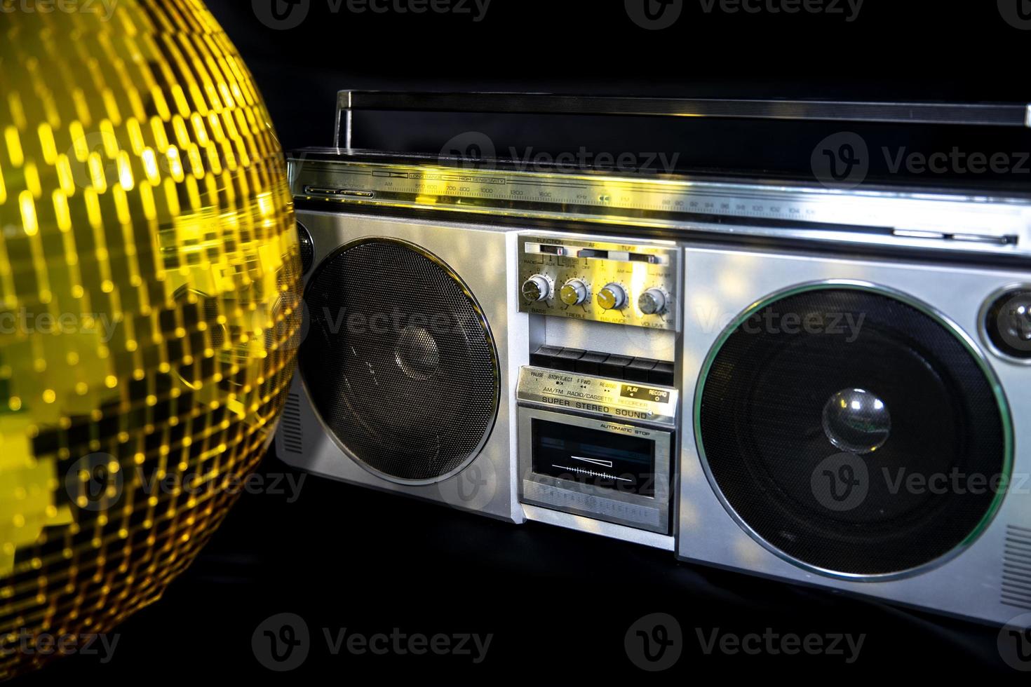 Discoball und Ghetto Blaster Stereo foto