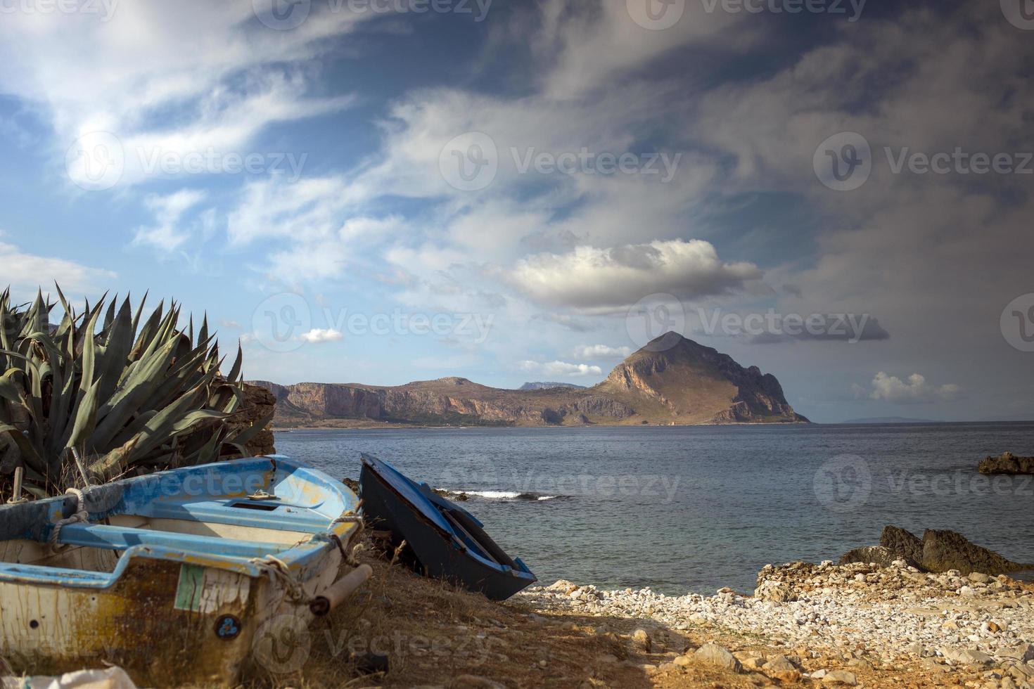 san vito siehe da Kapodaster mit Angeln Boot, im Sizilien, Italien foto