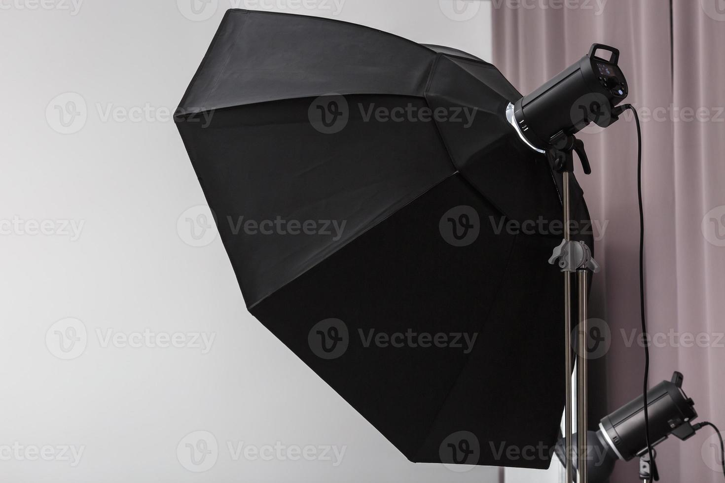 innenraum des hellen raumes des fotostudios mit großem weißem cyclorama mit beleuchtungsausrüstung foto