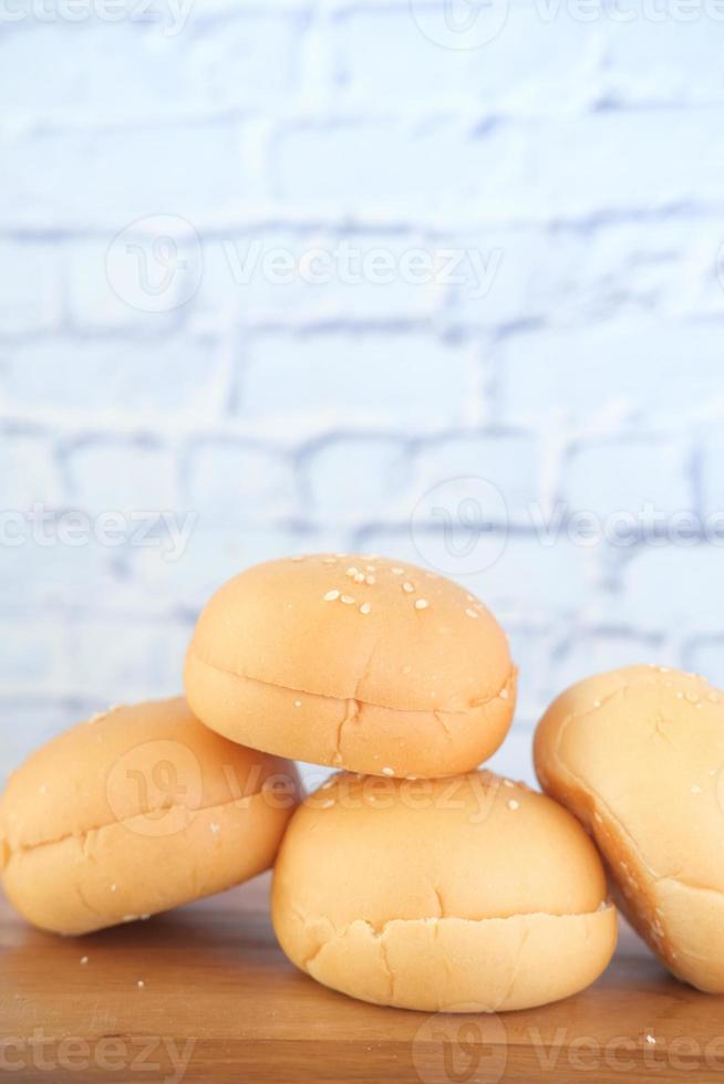 frisch gebackene Brötchen auf neutralem Küchenhintergrund foto
