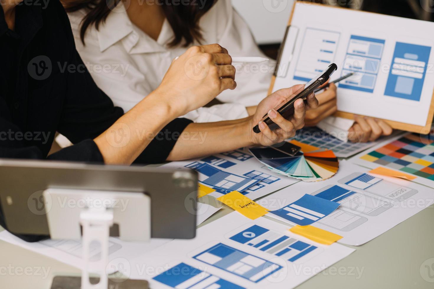 schließen oben ux Entwickler und ui Designer verwenden erweitert Wirklichkeit Brainstorming Über Handy, Mobiltelefon App Schnittstelle Drahtmodell Design auf Schreibtisch beim modern büro.kreativ Digital Entwicklung Agentur foto