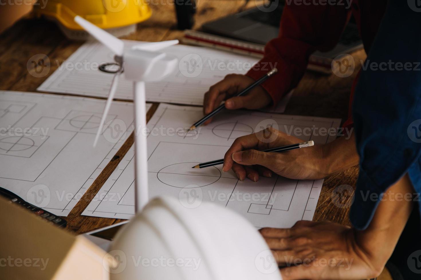 Konstruktion und Struktur Konzept von Ingenieur Arbeiten Zeichnung auf Entwurf Treffen zum Projekt Arbeiten mit Partner auf Modell- Gebäude und Ingenieurwesen Werkzeuge im Arbeiten Grundstück, Konstruktion Konzept foto