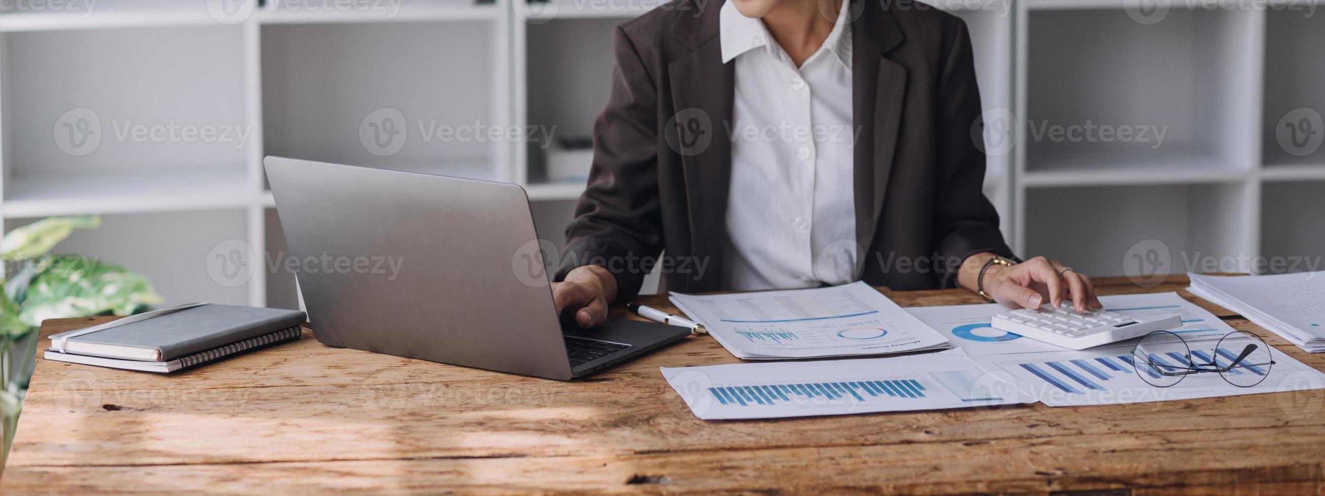 Intelligenz Analyse Konzept, Gruppe von Geschäft Menschen Brainstorming diskutieren Strom Finanzen und Wirtschaft auf Unternehmen Investition Laptop beim Treffen foto