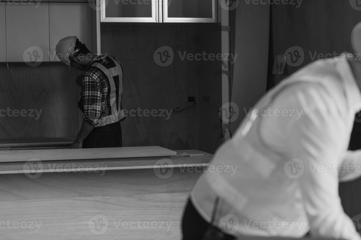 unternehmer und geschäftsleute konferenzen im modernen tagungsraum, glückliche gemischtrassige mitarbeiter haben spaß bei der zusammenarbeit bei bürotreffen, asiatischem teamwork-konzept foto