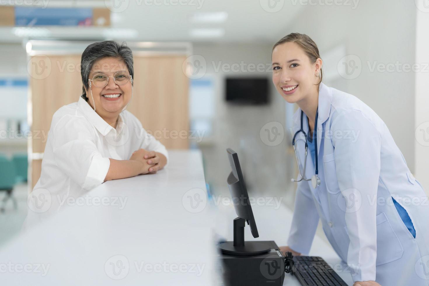 Arzt reden und fragen Über das Gesundheit. foto