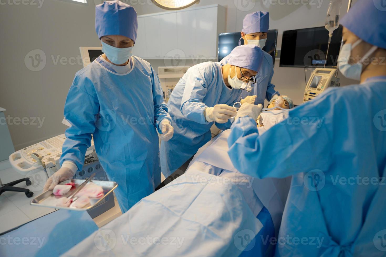 Arzt, Krankenschwester tun Chirurgie auf geduldig. foto