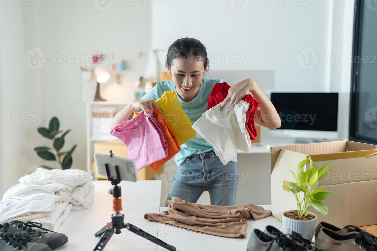 schön jung Frau Arbeiten beim online Geschäft tragen beiläufig Kleidung. foto