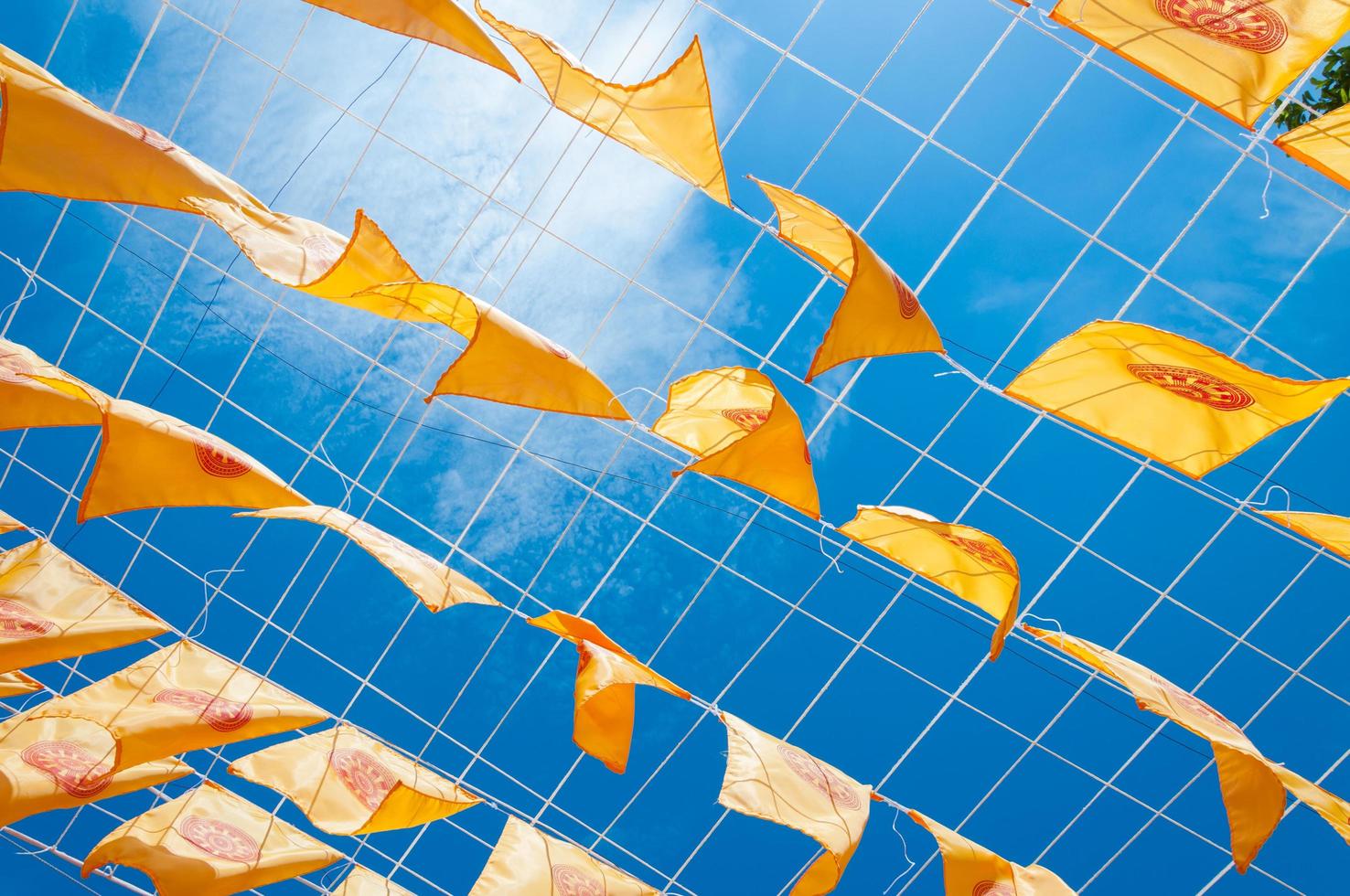 Thammachak Flagge Gelb im Tempel wat Phan tao auf Blau Himmel Tempel Nord Thailand foto