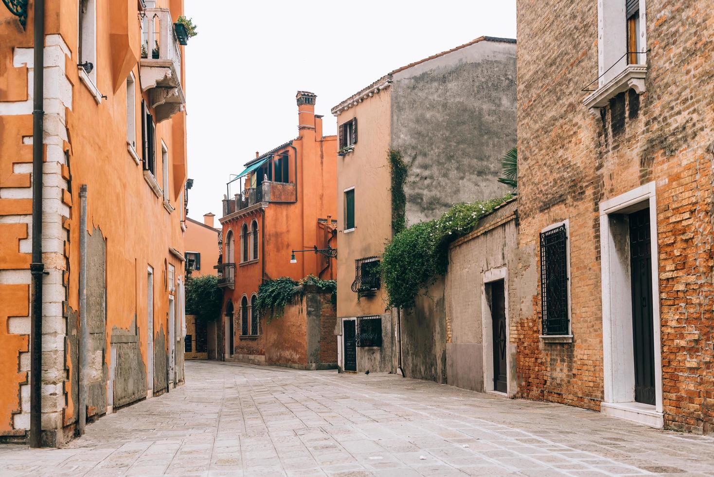 venedig, italien 2017- touristische routen der alten venedig straßen italiens foto