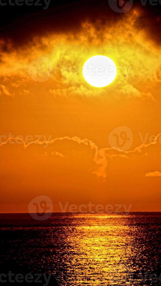 Sonnenuntergang über dem Meer foto