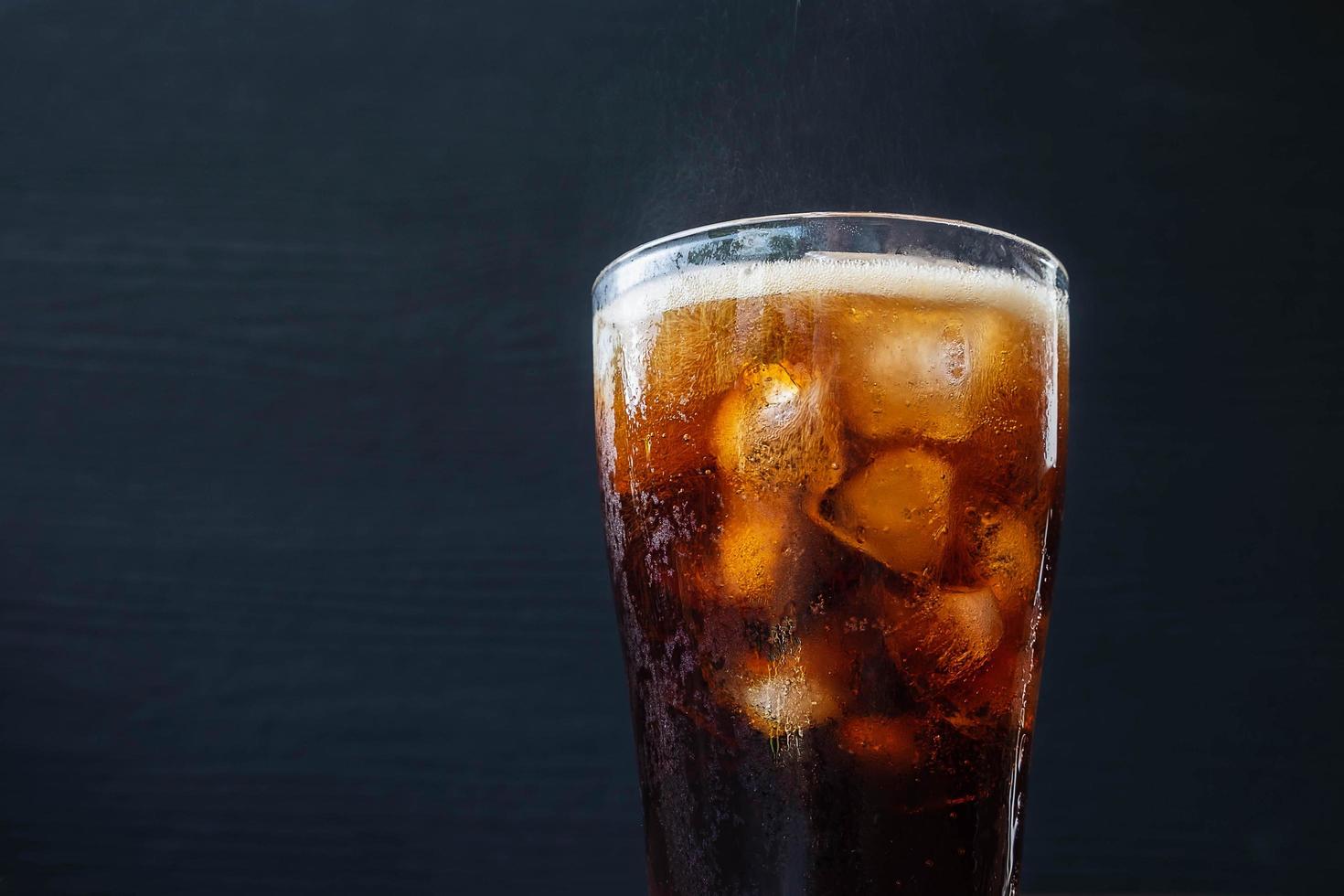 Glas Soda auf einem dunklen Hintergrund foto
