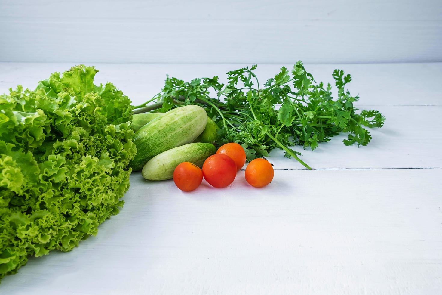 Gemüse auf einem weißen Tisch foto