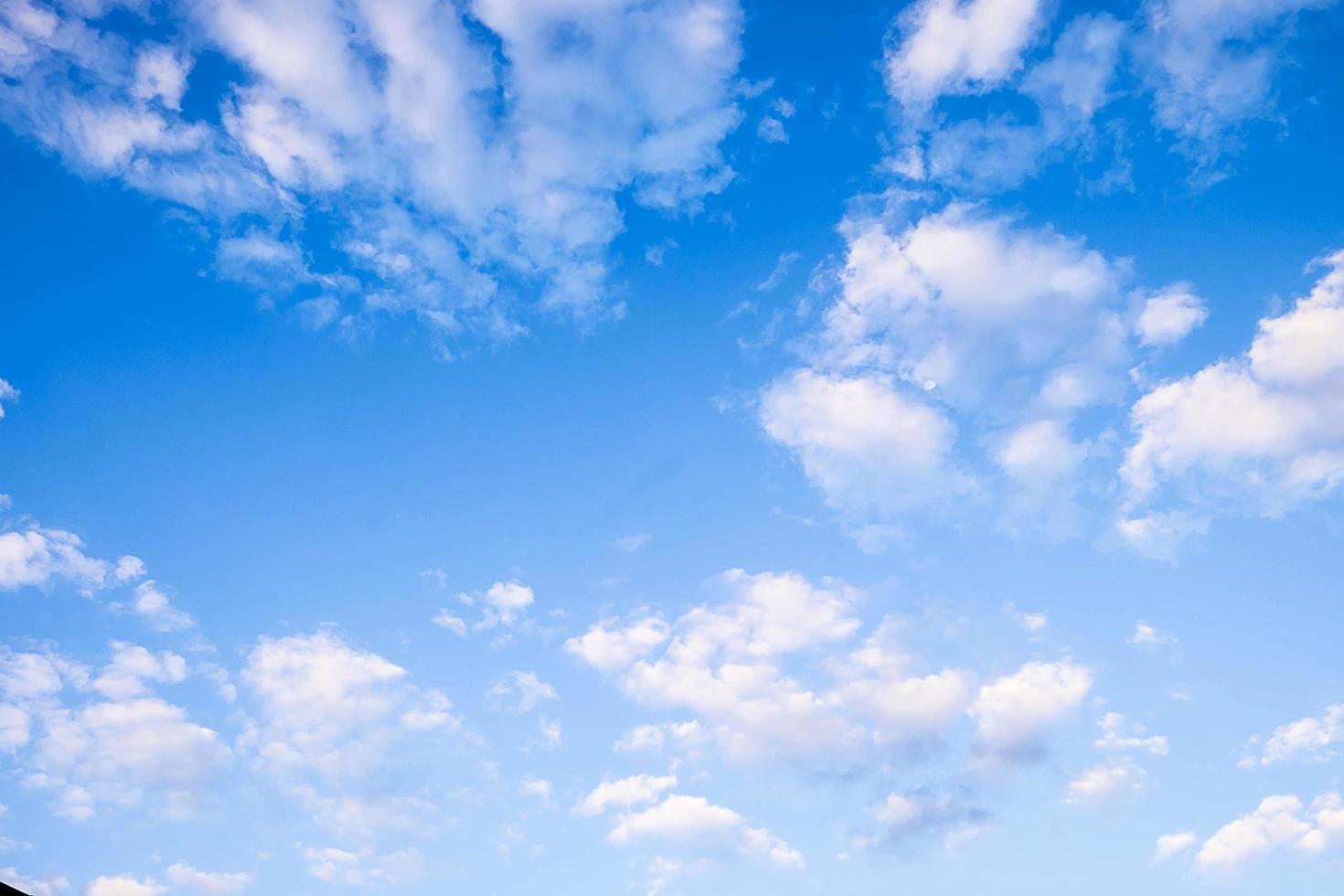 blauer Himmel und weiße Wolken foto