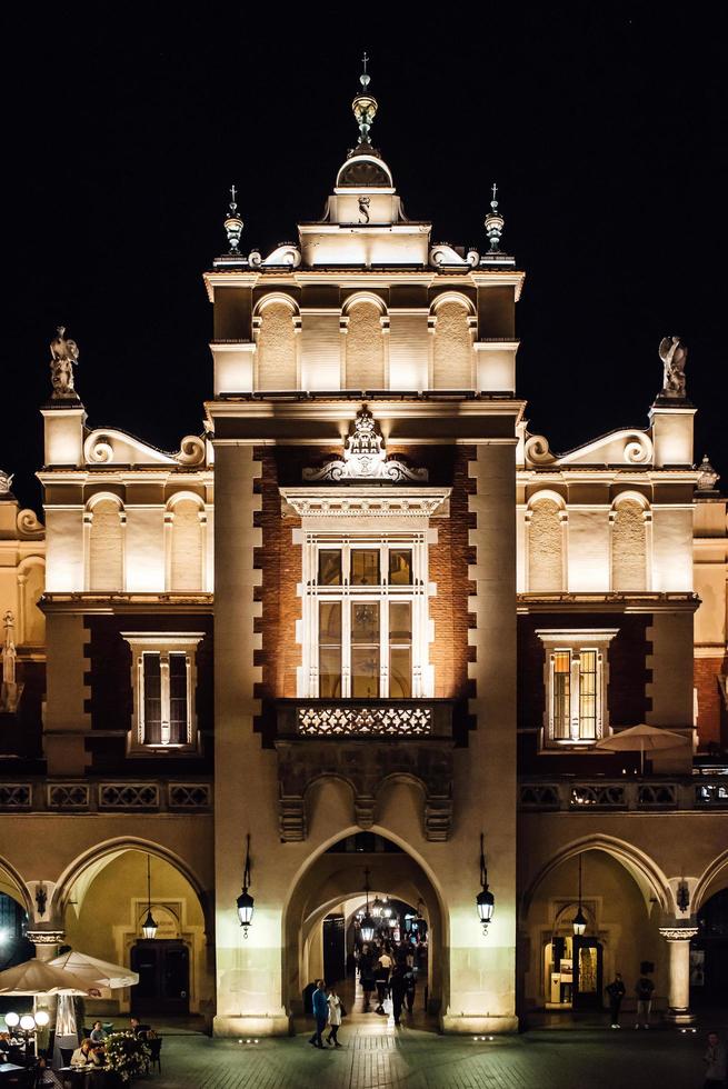 Krakau, Polen 2017 - Nächte im alten Gewerbegebiet von Krakau mit den Lichtern von Straßenlaternen foto