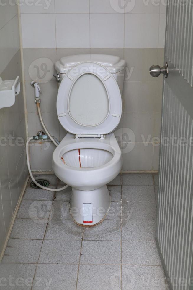 Toilette Schüssel alt im Toilette Öffentlichkeit foto
