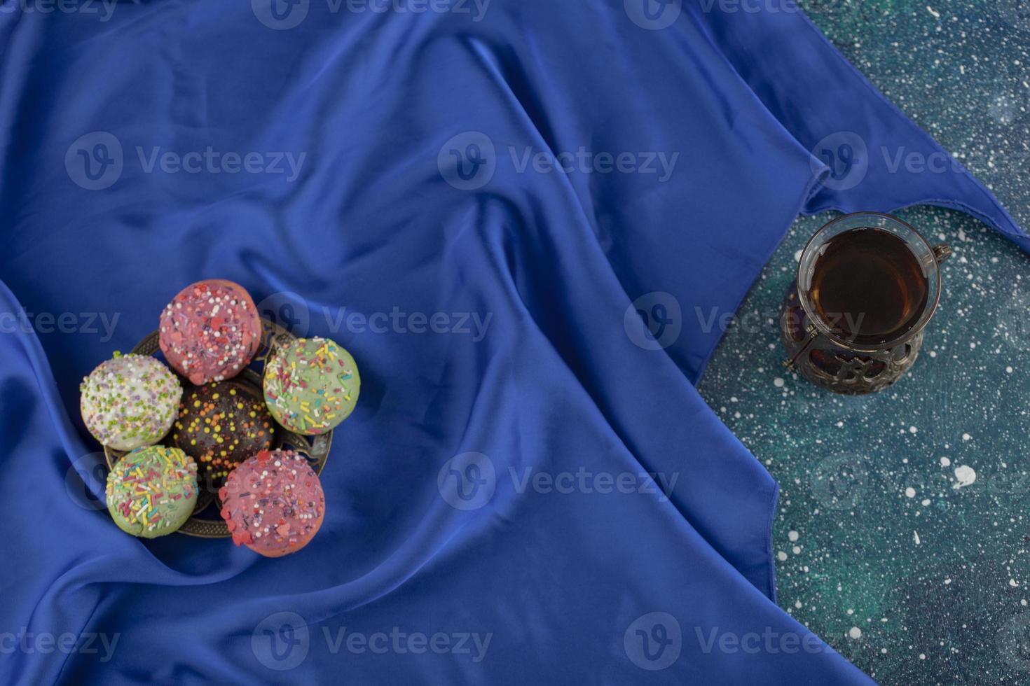 bunte süße Donuts mit einer Tasse Tee foto