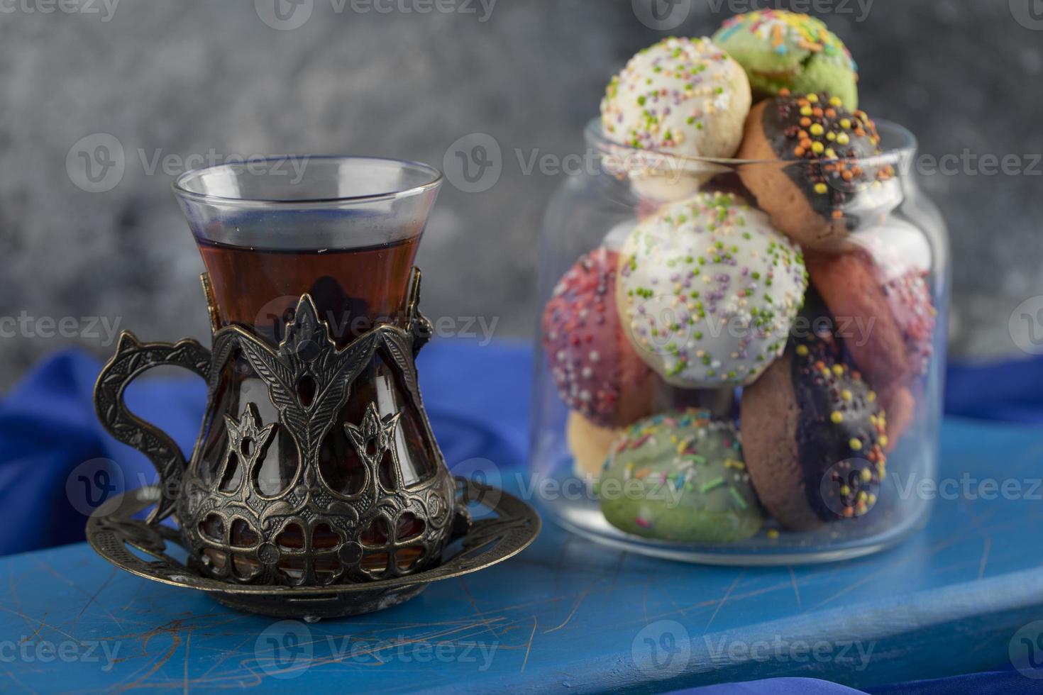 bunte süße Donuts mit einer Tasse Tee foto