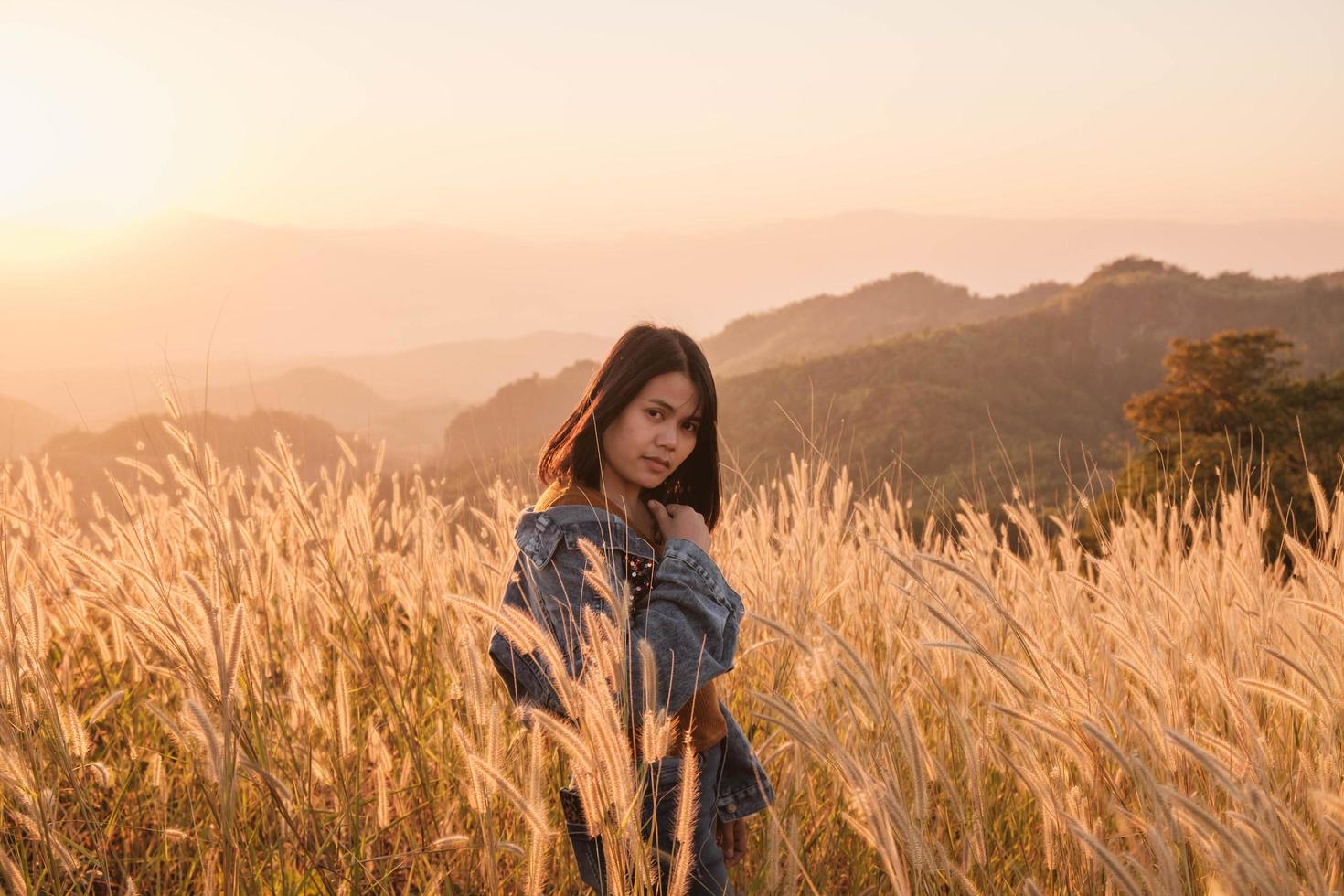 Frau, die auf einem Feld steht foto