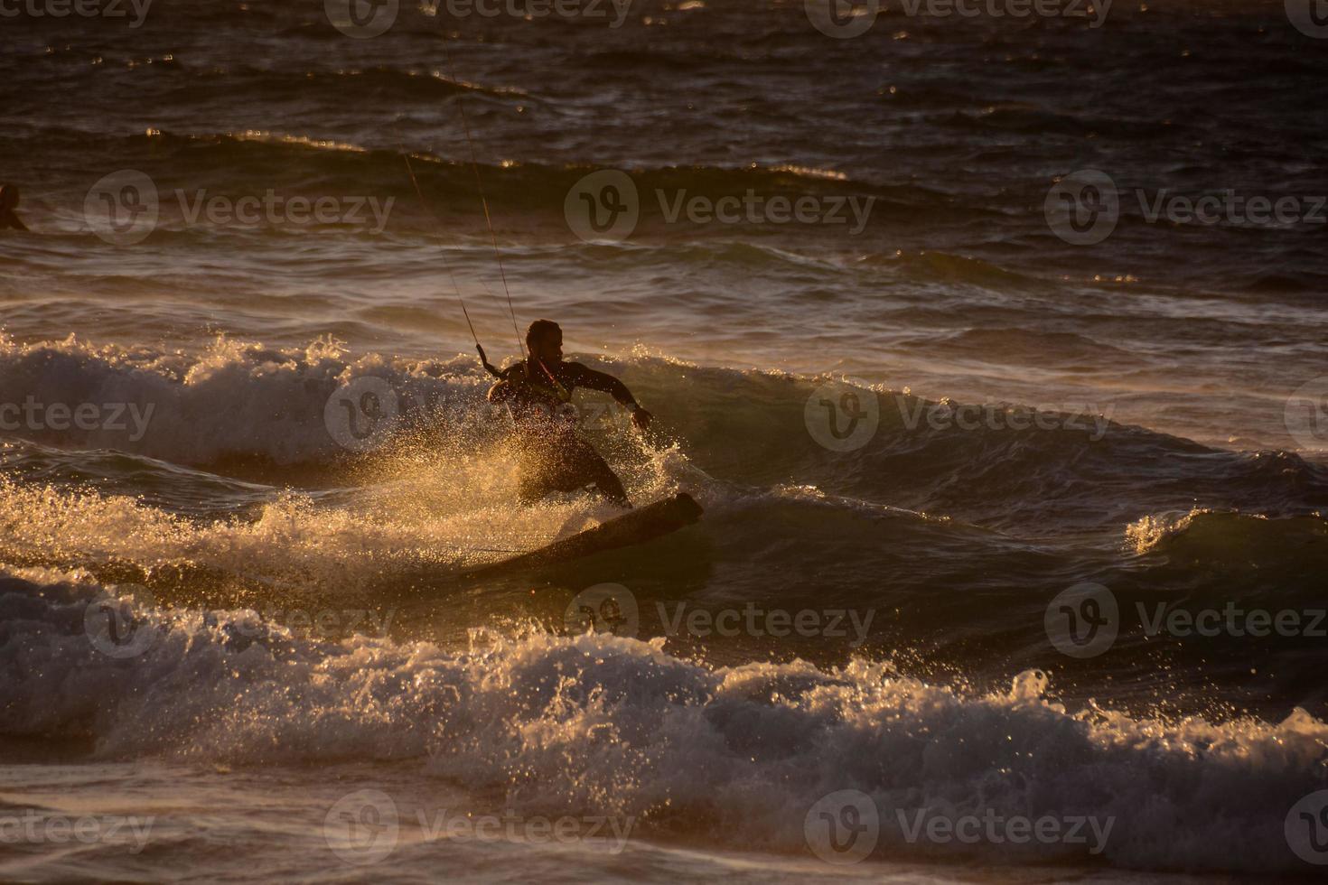 Kitesurfer beim Sonnenuntergang foto