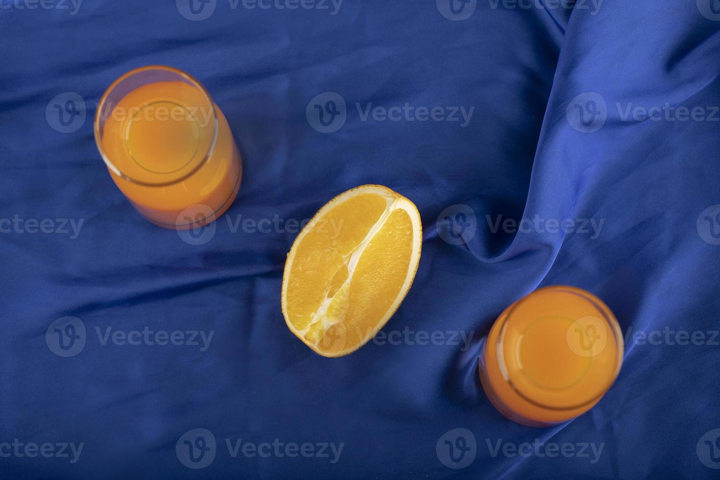 zwei Glaskrüge mit leckerem Saft und geschnittenen Orangenfrüchten foto