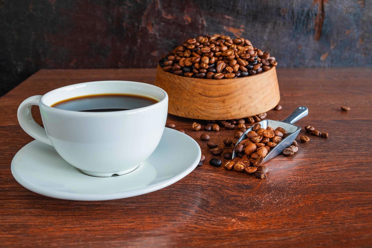 gerösteter Kaffee und eine Tasse Kaffee foto