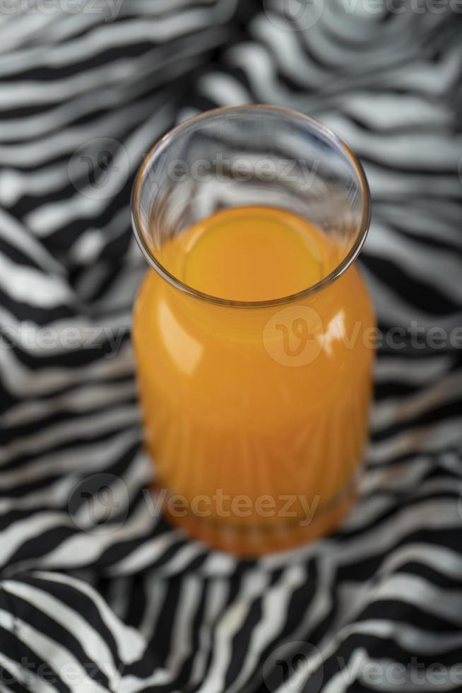 ein Glaskrug mit leckerem Orangensaft foto