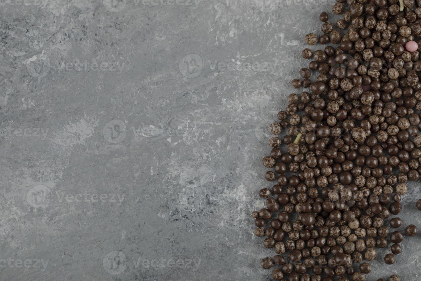 Schokoladenstreusel auf einem Steinhintergrund foto