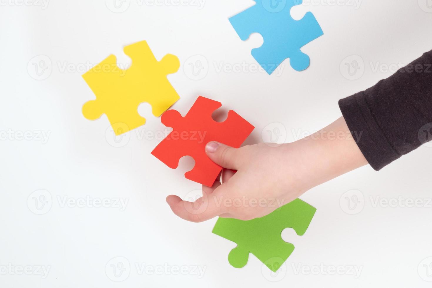 Kind, das ein Puzzle zusammensetzt foto