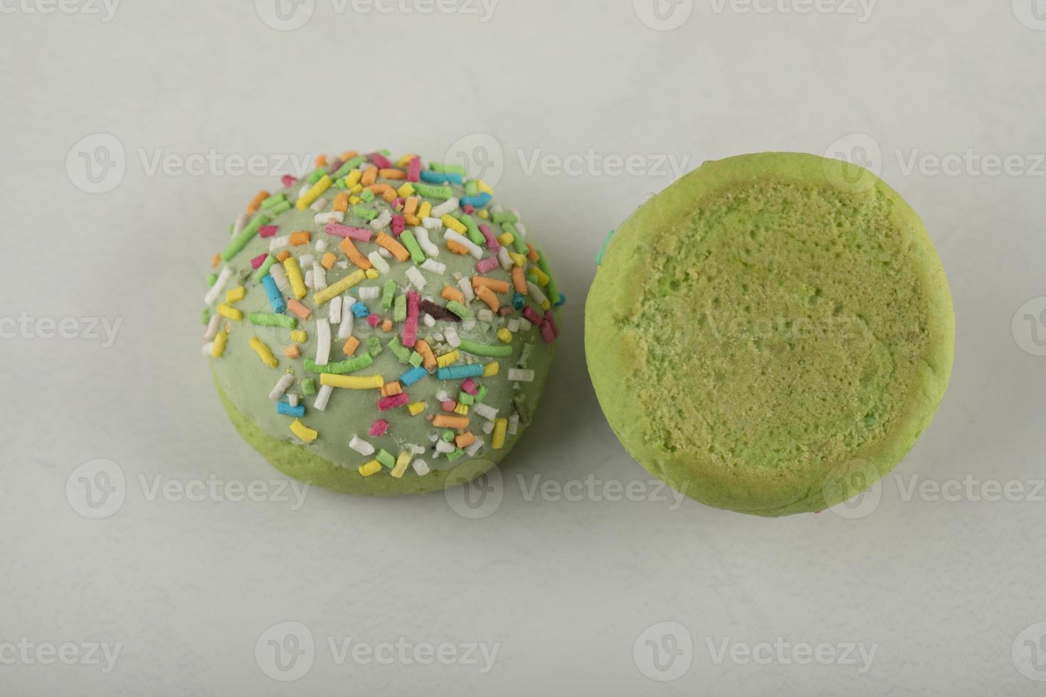 zwei grüne süße Donuts auf einem weißen Hintergrund foto