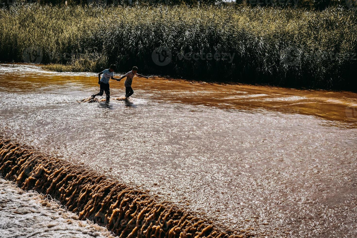 Kinder im Kashgar, Xinjiang abspielen glücklich im das Wasser foto