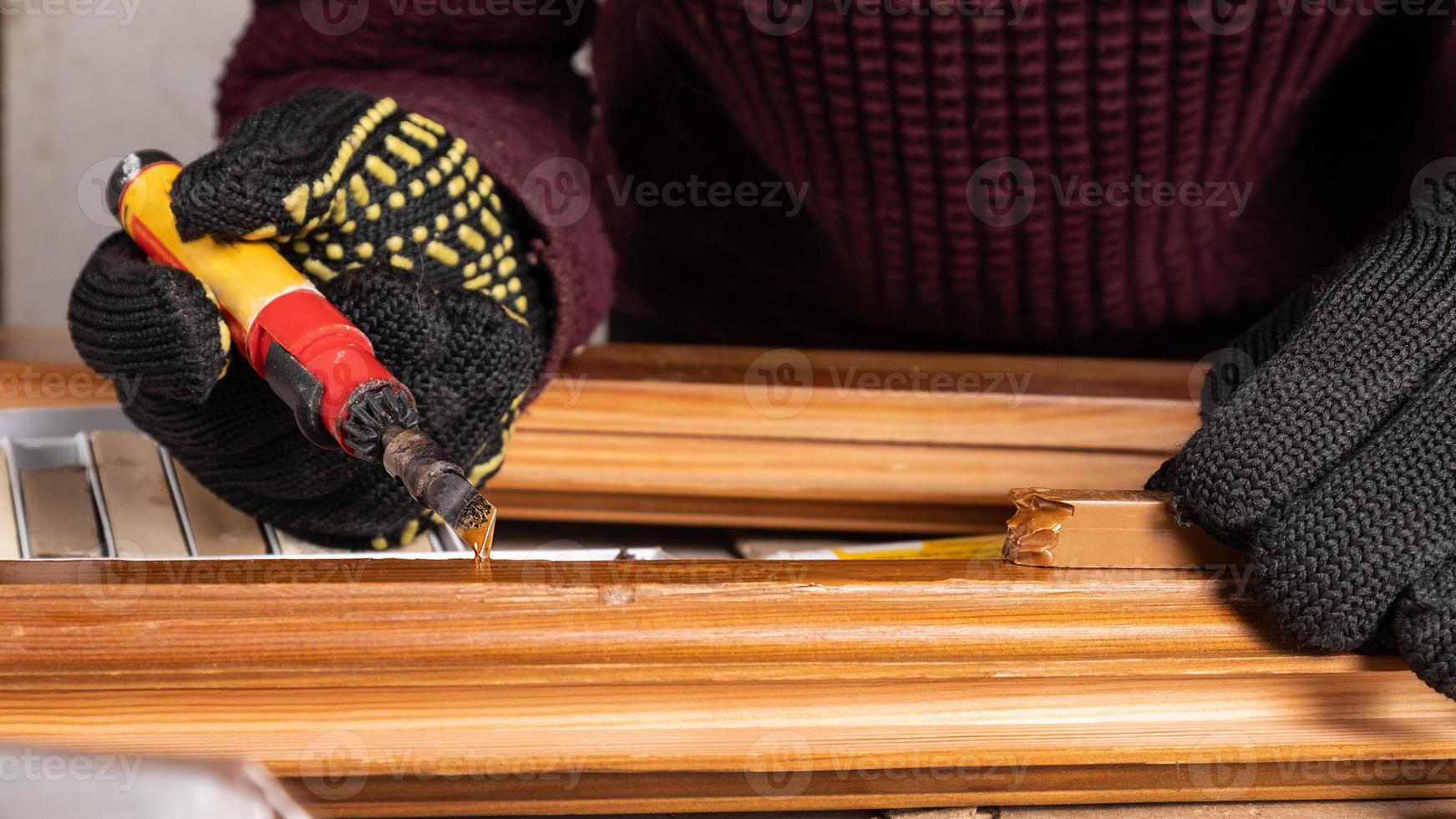 Person, die Holzwachs repariert foto