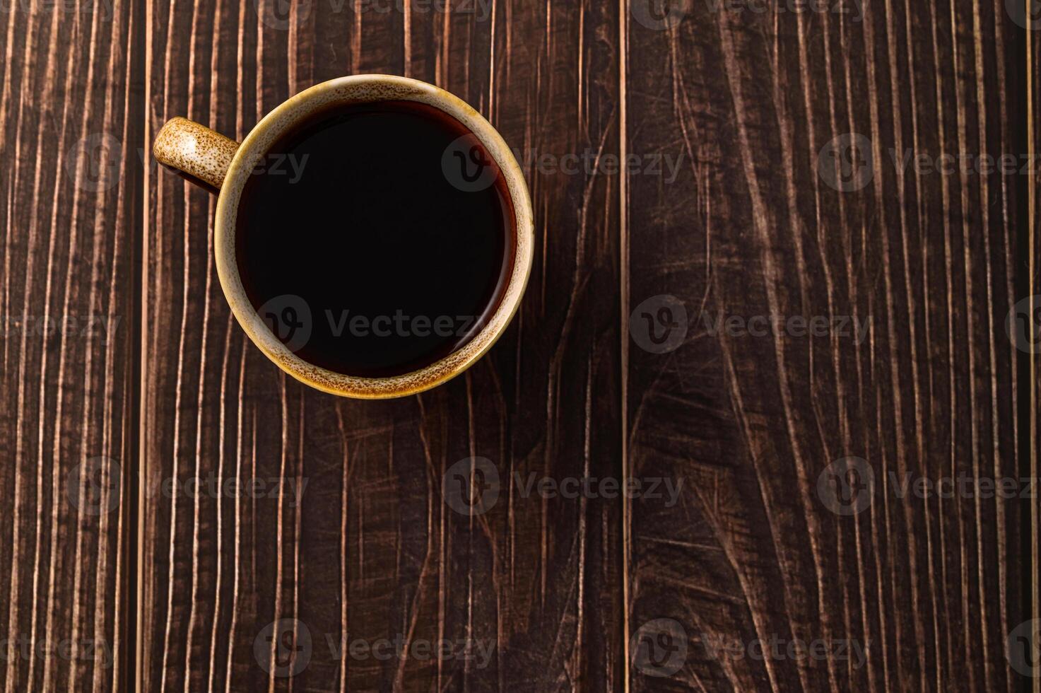 eine Kaffeetasse auf einem Holztisch foto