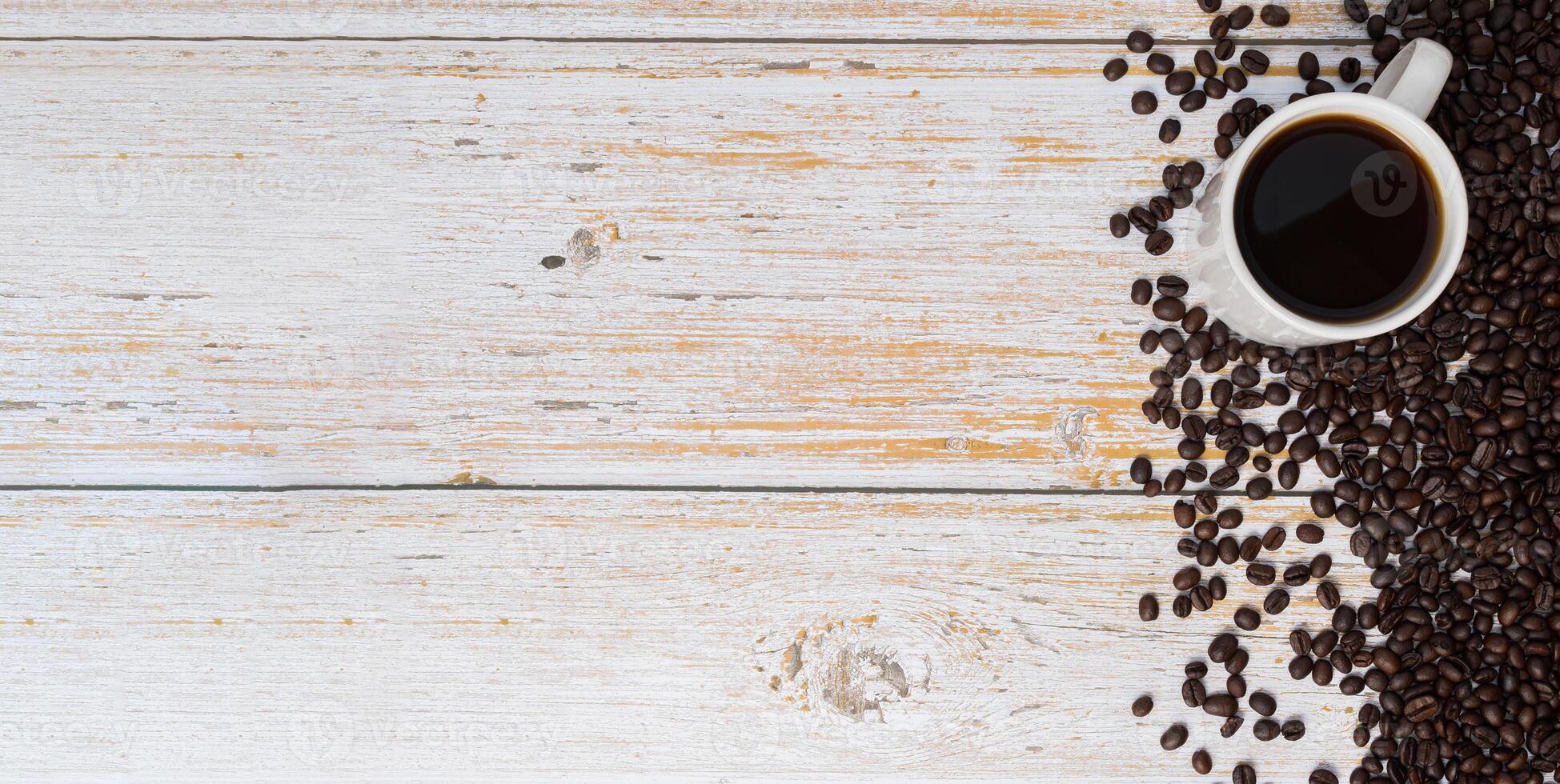 eine Kaffeetasse und Kaffeebohnen auf einem Holztisch, lieben Kaffeekonzept foto