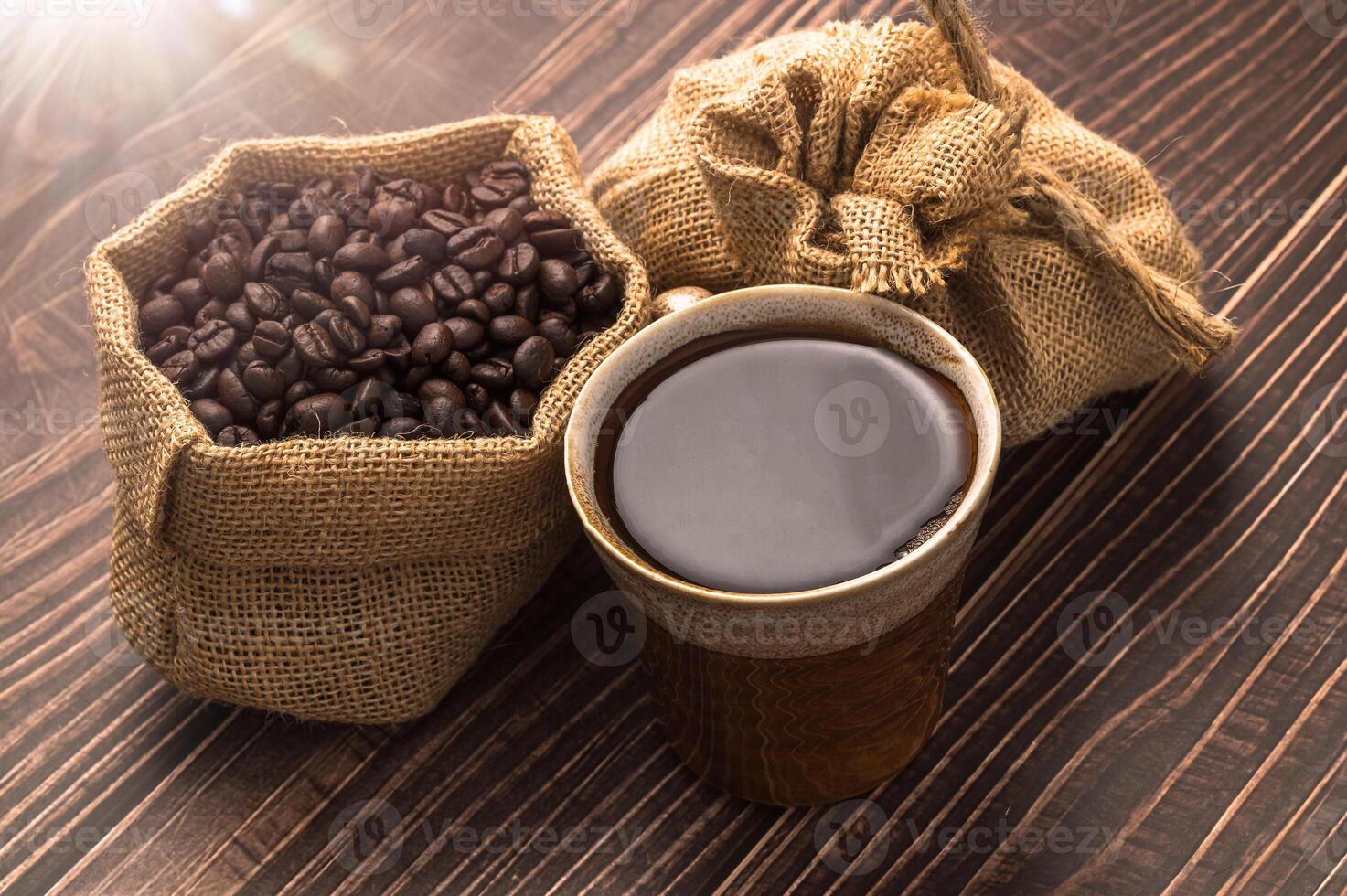 eine Kaffeetasse und Kaffeebohnen auf einem Holztisch, lieben Kaffeekonzept foto