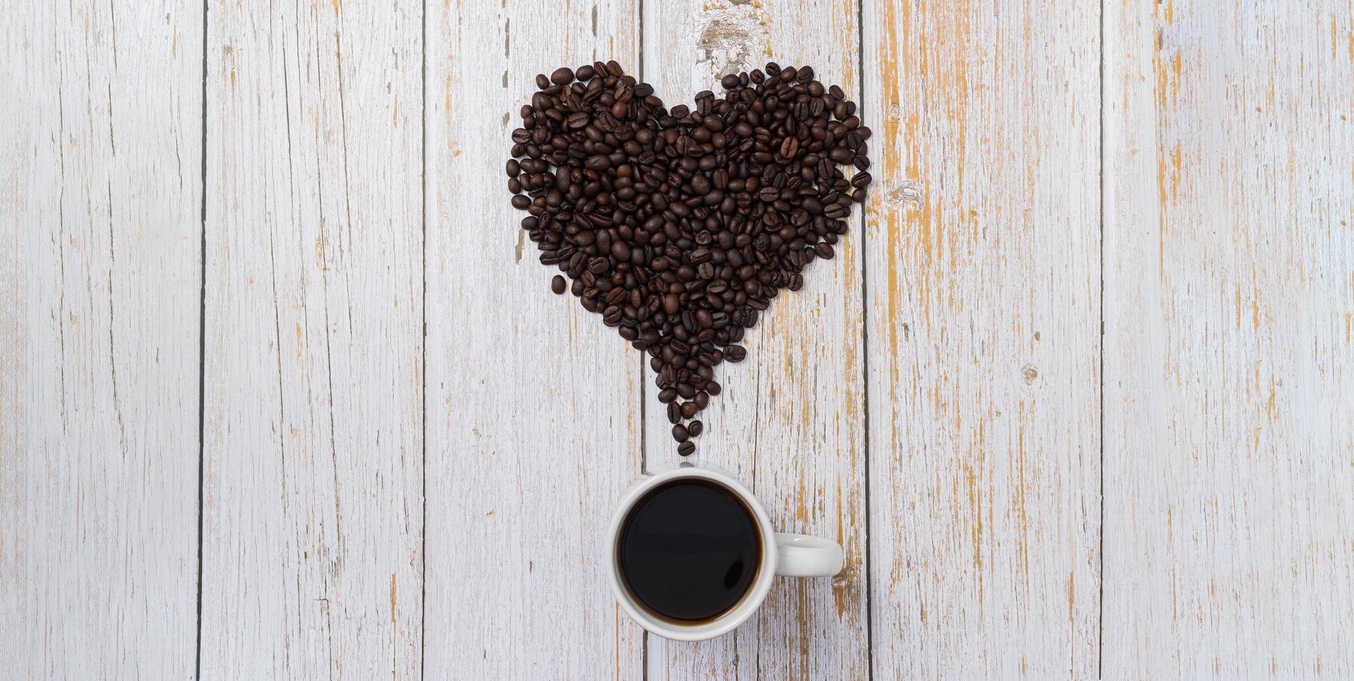 Kaffeebohnen in einer Herzform angeordnet, lieben das Kaffeetrinkkonzept foto